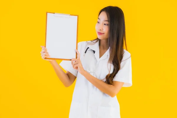 Retrato Hermosa Joven Asiática Médico Mujer Con Vacío Blanco Tablero — Foto de Stock
