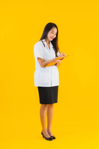 Retrato Bonito Jovem Asiático Médico Mulher Com Vazio Branco Bordo — Fotografia de Stock