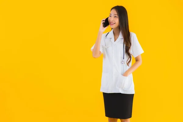 Retrato Hermosa Joven Asiática Médico Mujer Uso Inteligente Móvil Celular — Foto de Stock