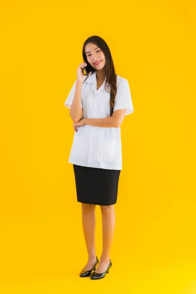 Portrait Belle Jeune Asiatique Médecin Femme Utiliser Téléphone Portable Intelligent — Photo