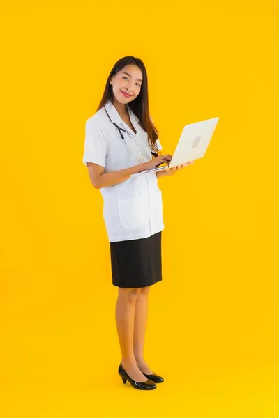 Retrato Hermosa Joven Asiático Médico Mujer Uso Notebook Portátil Amarillo — Foto de Stock