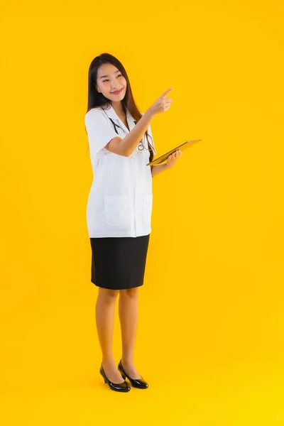 Πορτρέτο Όμορφη Νεαρή Ασιάτισσα Γιατρός Γυναίκα Χρήση Έξυπνη Συσκευή Tablet — Φωτογραφία Αρχείου