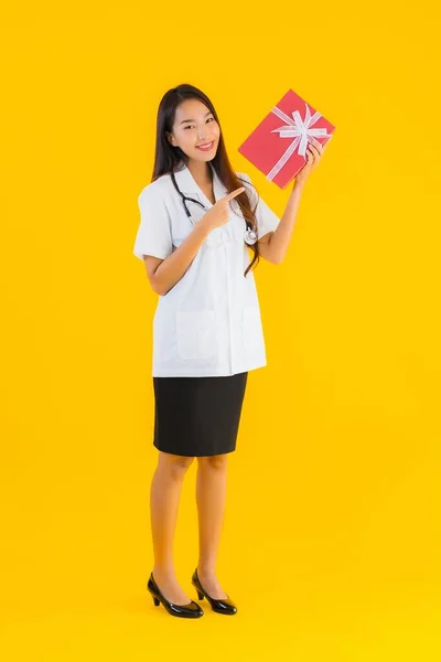 Πορτρέτο Όμορφη Νεαρή Ασιάτισσα Γιατρός Γυναίκα Δείχνουν Κόκκινο Κουτί Δώρου — Φωτογραφία Αρχείου