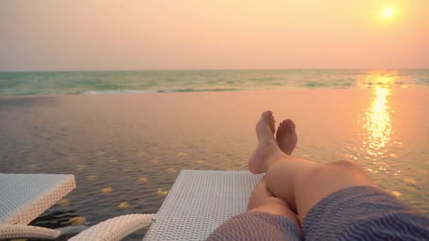 Ořezané Záběry Nohou Muže Relaxujícího Mořském Pobřeží — Stock video