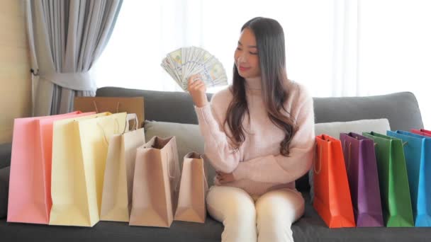 Záběry Krásné Mladé Asijské Ženy Drží Spoustu Peněz Zatímco Sedí — Stock video