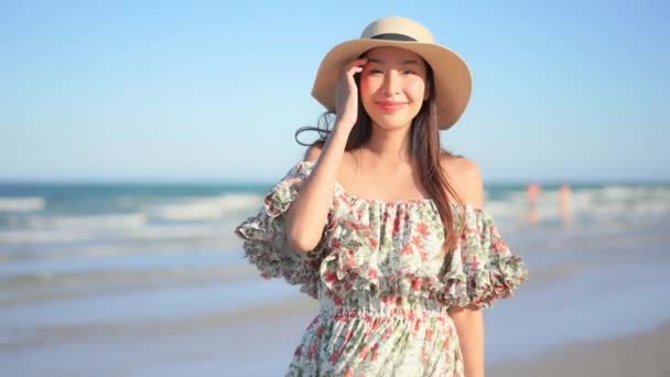 Metraje Hermosa Mujer Asiática Orilla Del Mar — Vídeo de stock