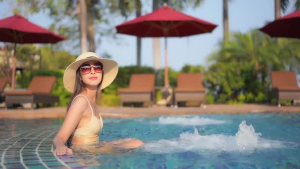 Imagens Bela Mulher Asiática Relaxante Piscina Hotel — Vídeo de Stock