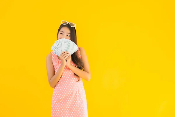 Retrato Bela Jovem Asiática Mulher Com Monte Dinheiro Dinheiro Amarelo — Fotografia de Stock