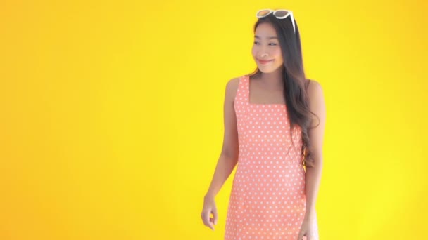 用黄色分隔的美丽的亚洲女人的镜头 — 图库视频影像