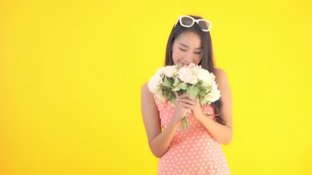 Imagens Bela Mulher Asiática Com Buquê Flores Isoladas Amarelo — Vídeo de Stock