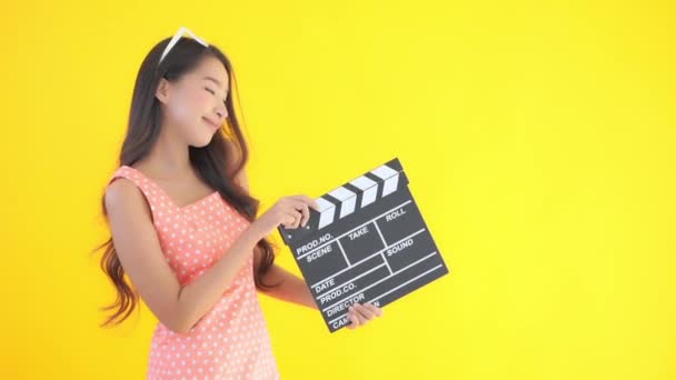 Séquences Belle Asiatique Femme Avec Cinéma Clapper Isolé Sur Jaune — Video