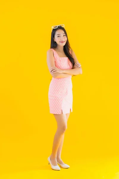 Portret Piękna Młoda Azjatycka Kobieta Uśmiech Szczęśliwy Żółtym Odizolowanym Tle — Zdjęcie stockowe