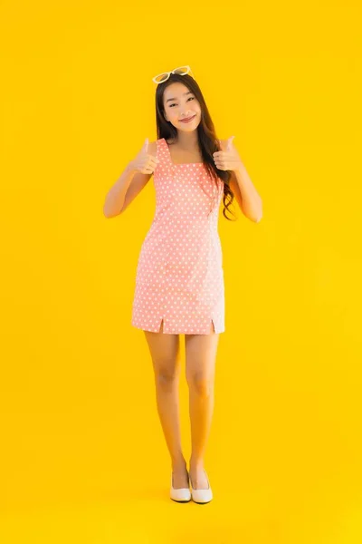 Portrét Krásná Mladá Asijská Žena Úsměv Šťastný Žlutém Izolovaném Pozadí — Stock fotografie