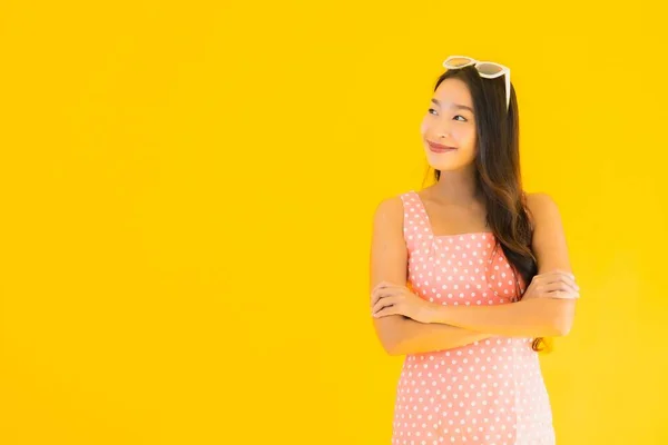 在黄色孤立的背景下 年轻美丽的亚洲女人笑得很开心 — 图库照片