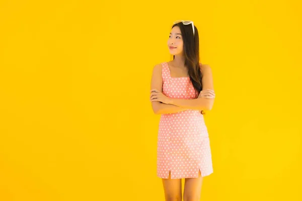 Retrato Bonito Jovem Asiático Mulher Sorriso Feliz Amarelo Isolado Fundo — Fotografia de Stock