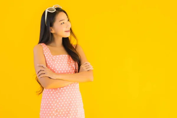 Portré Gyönyörű Fiatal Ázsiai Mosoly Boldog Sárga Elszigetelt Háttér — Stock Fotó