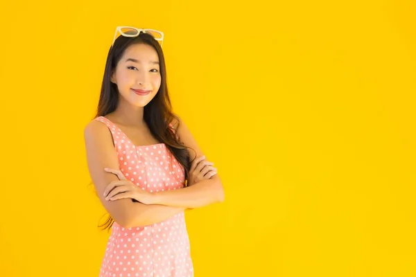 Retrato Bonito Jovem Asiático Mulher Sorriso Feliz Amarelo Isolado Fundo — Fotografia de Stock