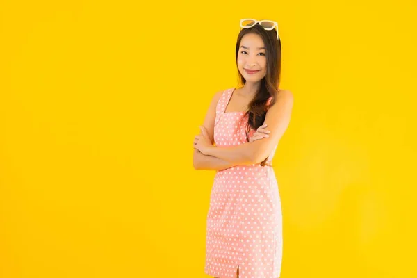 Retrato Bonito Jovem Asiático Mulher Sorriso Feliz Amarelo Isolado Fundo — Fotografia de Stock