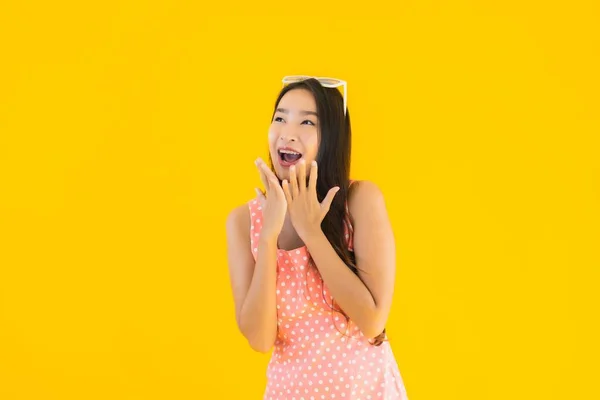 Retrato Bonito Jovem Asiático Mulher Sorriso Feliz Amarelo Isolado Fundo — Fotografia de Stock