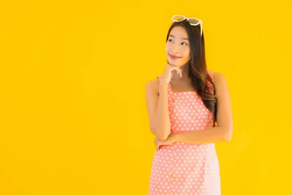 Retrato Bonito Jovem Asiático Mulher Sorriso Feliz Amarelo Isolado Fundo — Fotografia de Stock