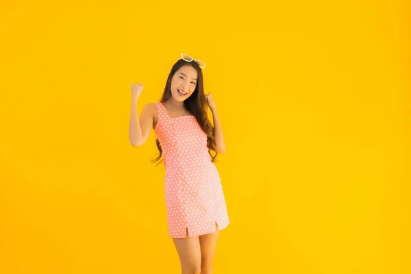 Retrato Bonito Jovem Asiático Mulher Sorriso Feliz Amarelo Isolado Fundo — Fotografia de Stock