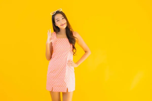 Retrato Hermosa Joven Asiática Mujer Sonrisa Feliz Amarillo Aislado Fondo — Foto de Stock