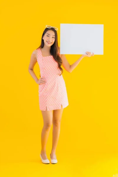 아름다운 아시아 여인의 초상화는 노란색외진 배경에 사본을 광고판 보여준다 — 스톡 사진