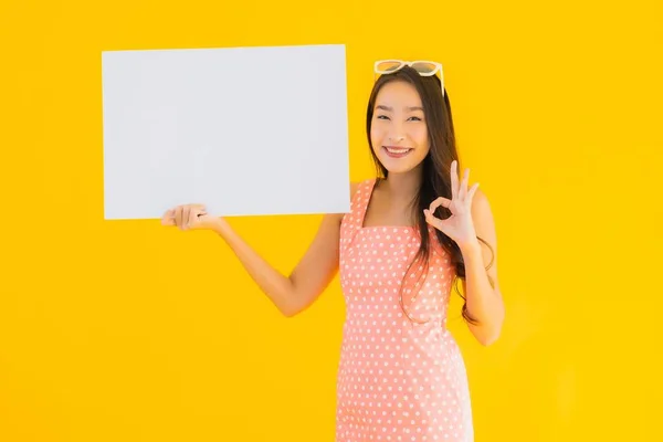 아름다운 아시아 여인의 초상화는 노란색외진 배경에 사본을 광고판 보여준다 — 스톡 사진