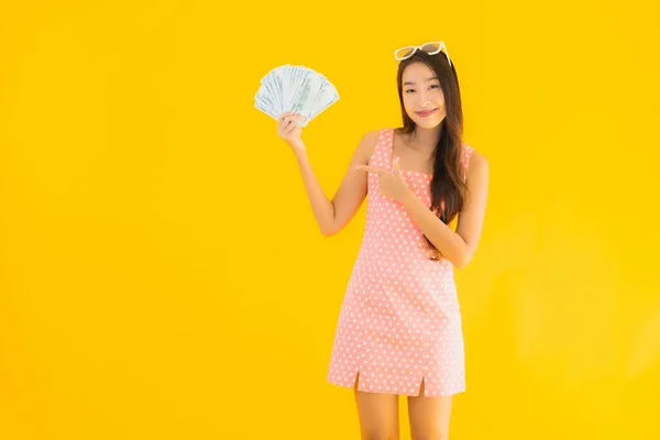 Retrato Bonito Jovem Asiático Mulher Mostrar Monte Dinheiro Dinheiro Amarelo — Fotografia de Stock