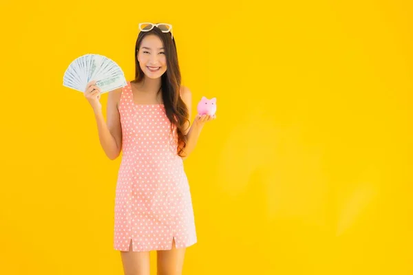 Πορτρέτο Όμορφη Νεαρή Ασιατική Γυναίκα Δείχνουν Πολλά Μετρητά Χρήματα Κουμπαρά — Φωτογραφία Αρχείου