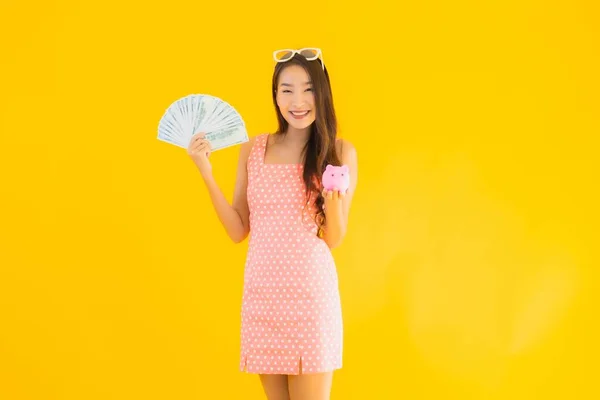 Portré Gyönyörű Fiatal Ázsiai Mutat Sok Készpénz Vagy Pénz Malac — Stock Fotó