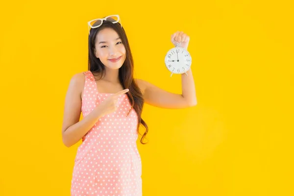 Retrato Bonito Jovem Asiático Mulher Mostrar Alarme Relógio Amarelo Isolado — Fotografia de Stock