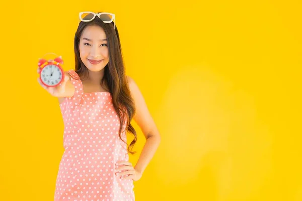 Retrato Bonito Jovem Asiático Mulher Mostrar Alarme Relógio Amarelo Isolado — Fotografia de Stock