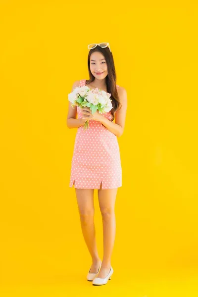 Πορτρέτο Όμορφη Νεαρή Ασιατική Γυναίκα Πολύχρωμο Λουλούδι Κίτρινο Απομονωμένο Φόντο — Φωτογραφία Αρχείου