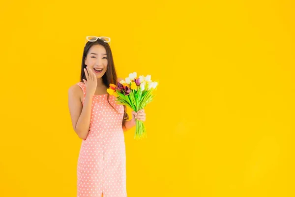 Портрет Красивая Молодая Азиатская Женщина Красочным Цветком Желтом Изолированном Фоне — стоковое фото
