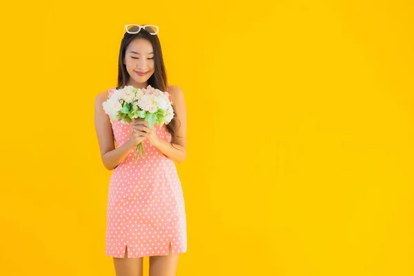 Retrato Bela Jovem Mulher Asiática Com Flor Colorida Amarelo Isolado — Fotografia de Stock