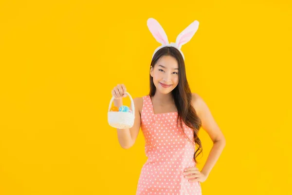 Retrato Hermosa Joven Asiática Mujer Con Conejito Orejas Con Huevos — Foto de Stock