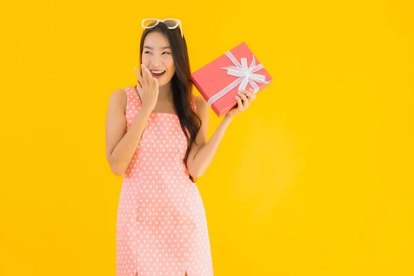 Portret Mooie Jonge Aziatische Vrouw Met Rode Geschenkdoos Geel Geïsoleerde — Stockfoto