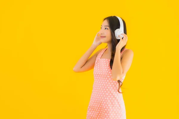 Portrét Krásná Mladá Asijská Žena Poslouchat Hudbu Chytrým Mobilním Telefonem — Stock fotografie