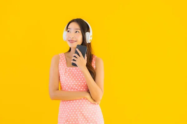 Portrét Krásná Mladá Asijská Žena Poslouchat Hudbu Chytrým Mobilním Telefonem — Stock fotografie