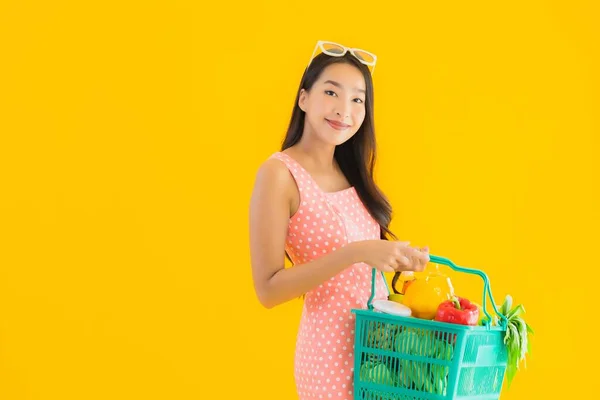 Porträt Schöne Junge Asiatische Frau Mit Lebensmittelgeschäft Einkaufskorb Aus Dem — Stockfoto