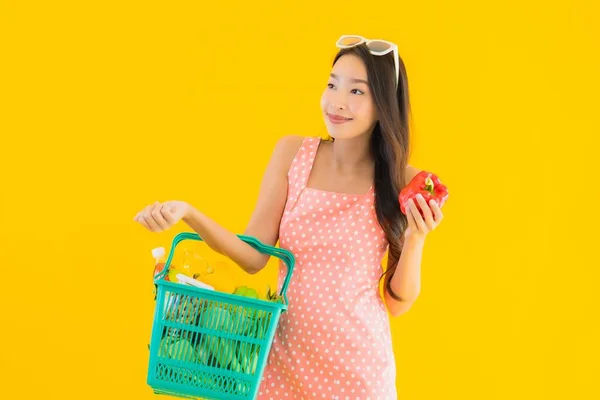 Portré Gyönyörű Fiatal Ázsiai Élelmiszer Kosárban Vásárlás Szupermarket Sárga Elszigetelt — Stock Fotó