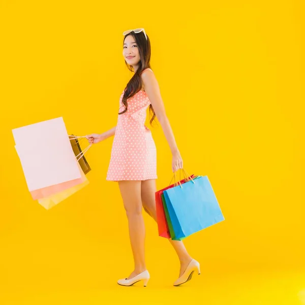 Retrato Bela Jovem Mulher Asiática Com Saco Compras Colorido Loja — Fotografia de Stock