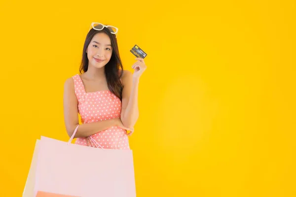 Портрет Красивая Молодая Азиатская Женщина Красочной Сумки Смартфона Кредитной Карты — стоковое фото