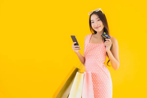 Portret Pięknej Młodej Azjatyckiej Kobiety Kolorowym Torbą Zakupy Smartfonem Kartą — Zdjęcie stockowe