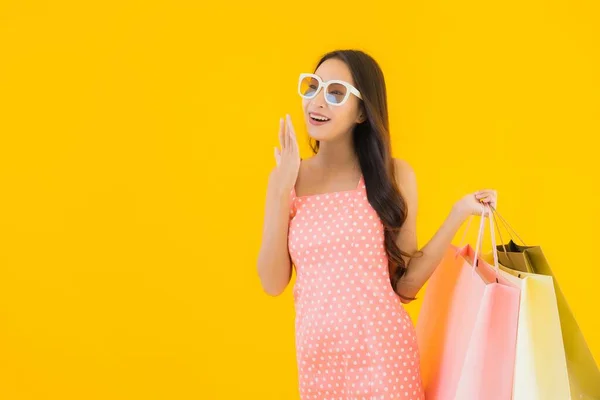 Retrato Hermosa Mujer Asiática Joven Con Colorido Bolso Compras Con —  Fotos de Stock