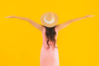 Güzel bir Asyalı kadın portresi mutlu bir gülümseme sarı izole edilmiş arka planda rahatla