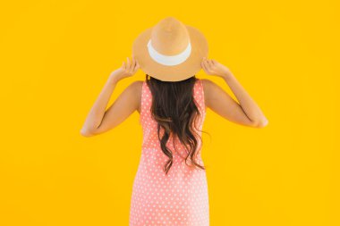 Güzel bir Asyalı kadın portresi mutlu bir gülümseme sarı izole edilmiş arka planda rahatla