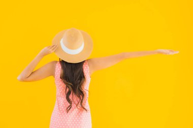 Güzel bir Asyalı kadın portresi mutlu bir gülümseme sarı izole edilmiş arka planda rahatla