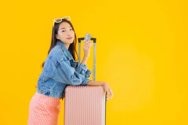 Πορτρέτο Όμορφη Νεαρή Ασιάτισσα Γυναίκα Αποσκευές Ταξιδιωτική Τσάντα Διαβατήριο Και — Φωτογραφία Αρχείου